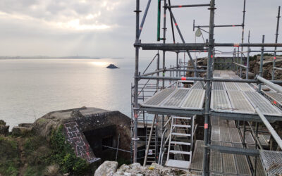 Depuis novembre, les échafaudages habillent le Fort d’Arboulé en vue des premiers travaux de maçonnerie – Mandataire Marie LENNON Architecte du Patrimoine et C.A.L.C. Architecture & Patrimoine